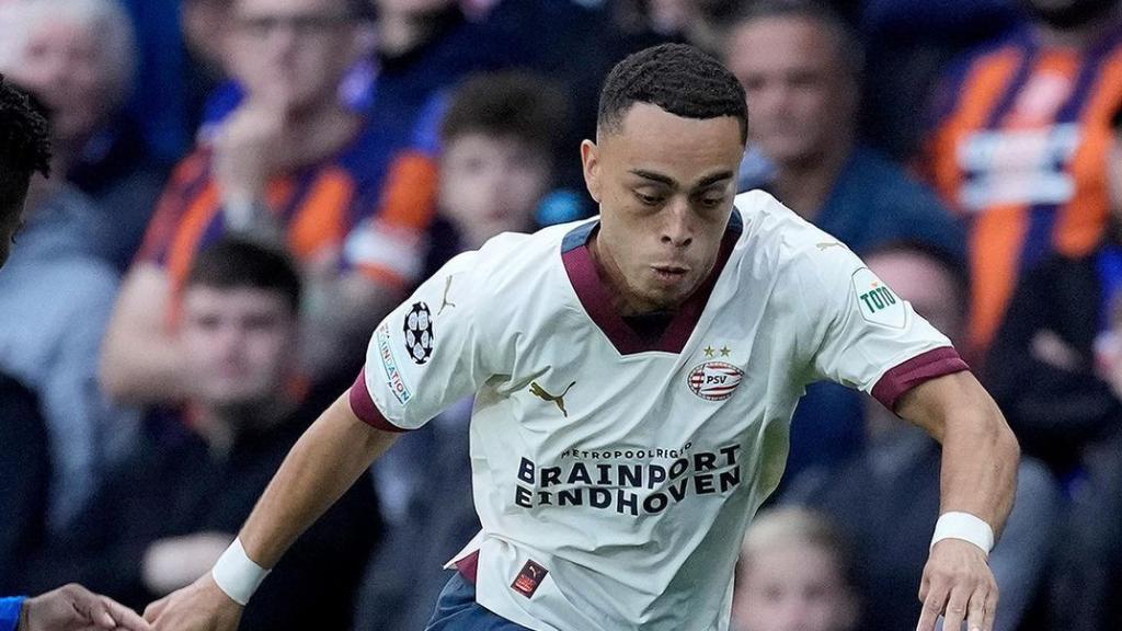 Sergiño Dest, en un encuentro con el PSV neerlandés