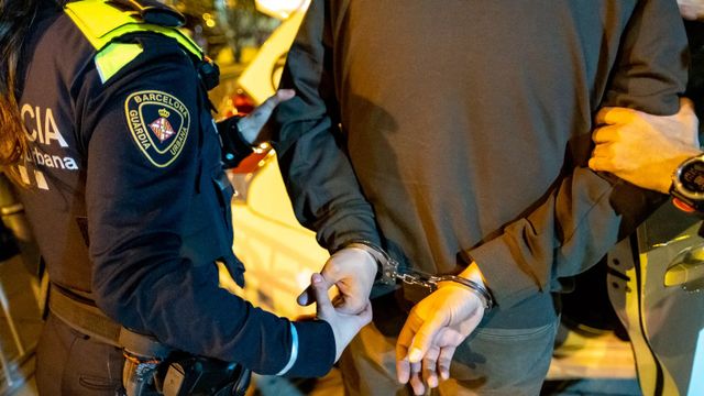 Agentes de la Guardia Urbana con un detenido / GUB
