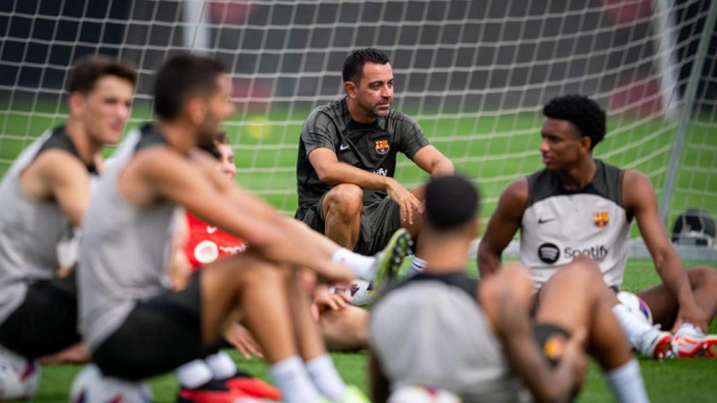Xavi Hernández, junto a los jugadores del Barça, en un entrenamiento
