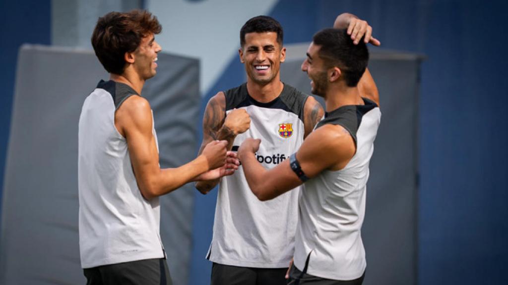 Joao Cancelo y Joao Félix, junto a Ferran Torres, en un entrenamiento del Barça