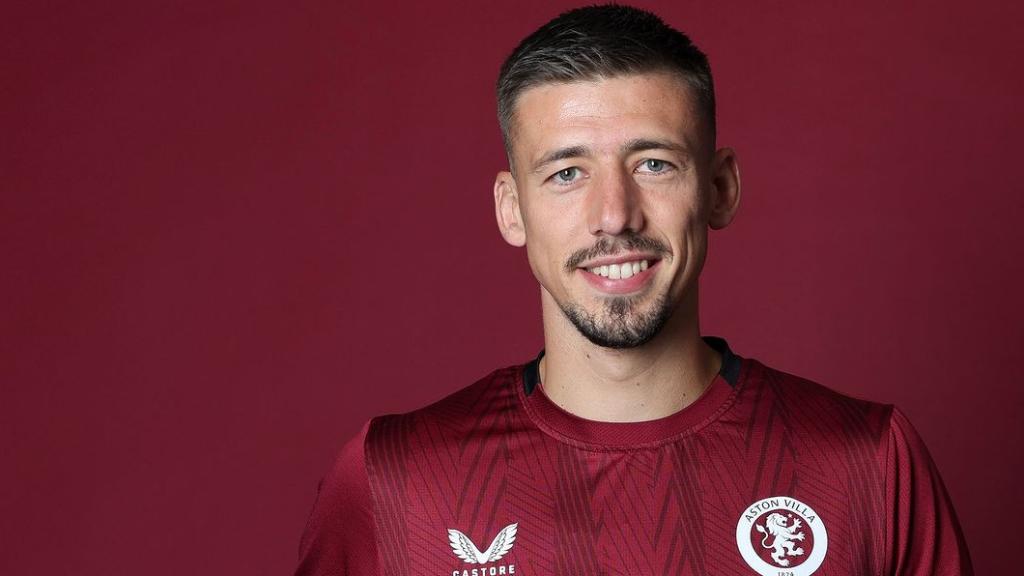 Clément Lenglet posa con la camiseta del Aston Villa