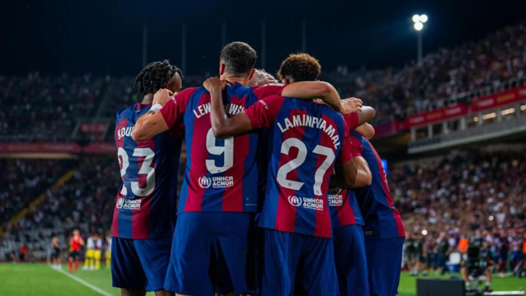 El abrazo de los jugadores del Barça tras ganar un partido en Montjuïc