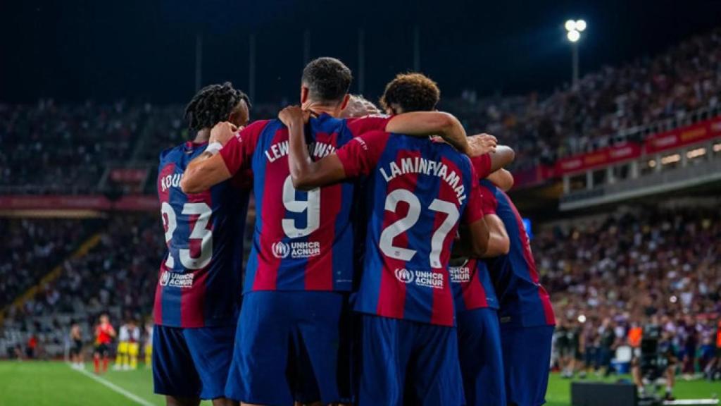 El abrazo de los jugadores del Barça tras ganar un partido en Montjuïc
