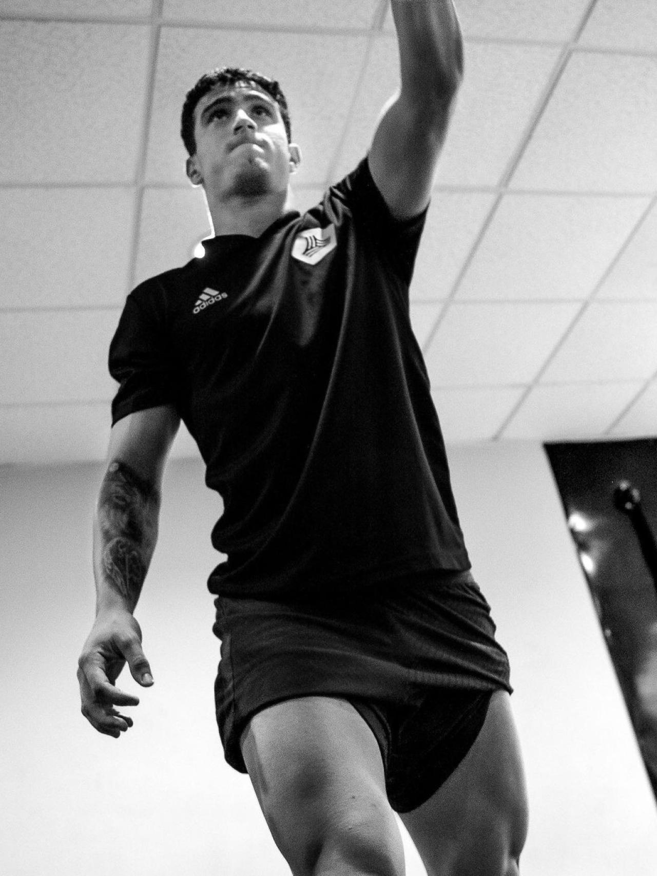 Alarcón entrena fuertemente en el gimnasio