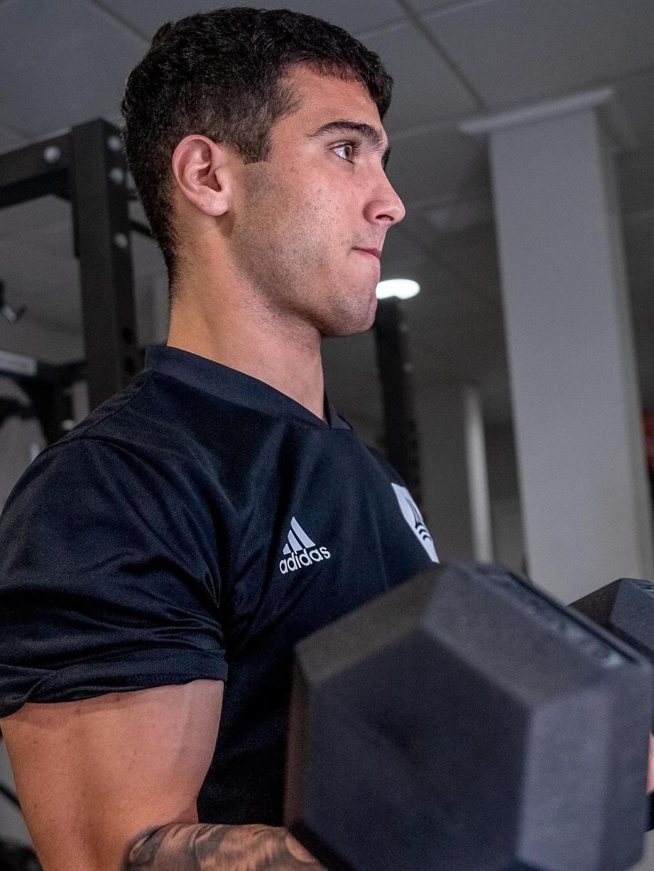 Ángel Alarcón se machaca en una sesión de gimnasio