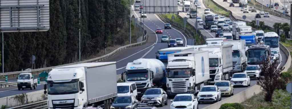 Trànsit en una carretera de Barcelona / EFE