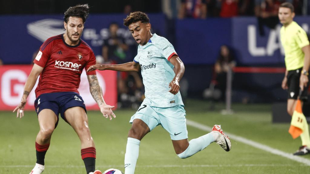 Lamine Yamal encara a Juan Cruz en el Osasuna-Barça