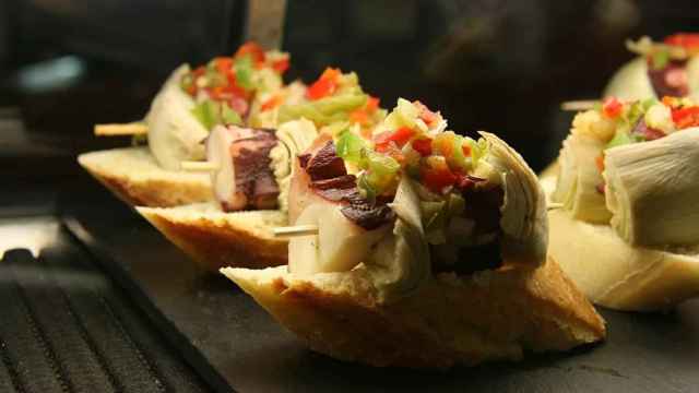 Un pintxo de pulpo con alcachofa en una imagen de archivo