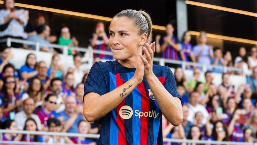 Crnogorcevic aplaude a los aficionados que están en las gradas del Estadi Johan Cruyff