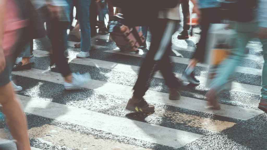 Gent caminant per pas de vianants / FREEPIK