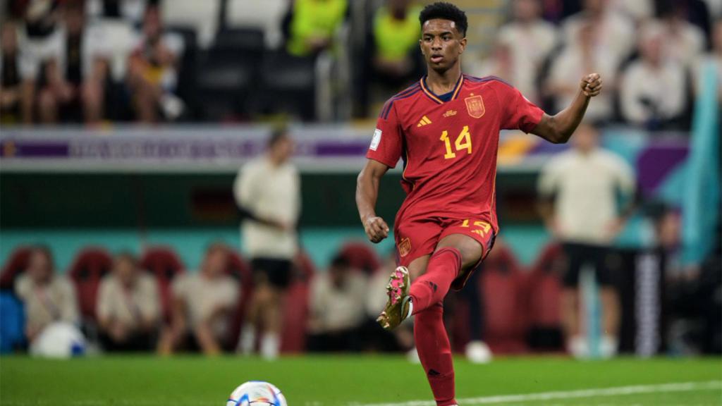 Alejandro Balde, durante un partido con la selección española de fútbol