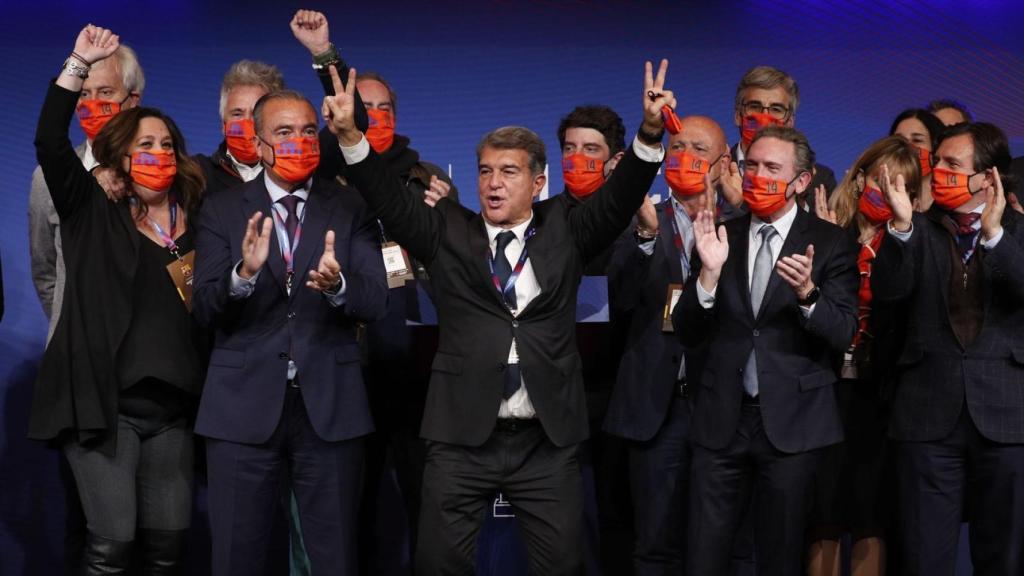 Joan Laporta hace el símbolo de la victoria para celebrar su triunfo electoral en 2021