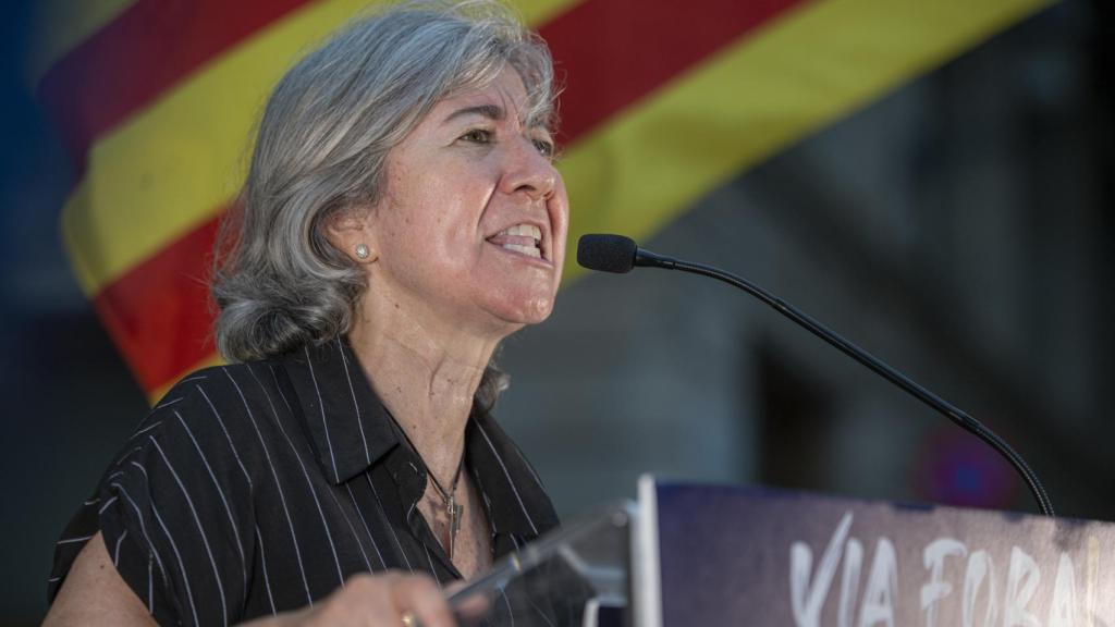 La presidenta de la ANC, Dolors Feliu, interviene durante una protesta convocada por la ANC ante la Generalitat, a 24 de julio de 2023