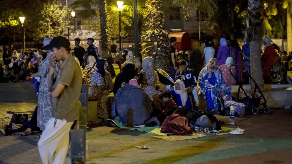 Varias personas pasan la noche en la calle en Rabat (Marruecos) tras el terremoto