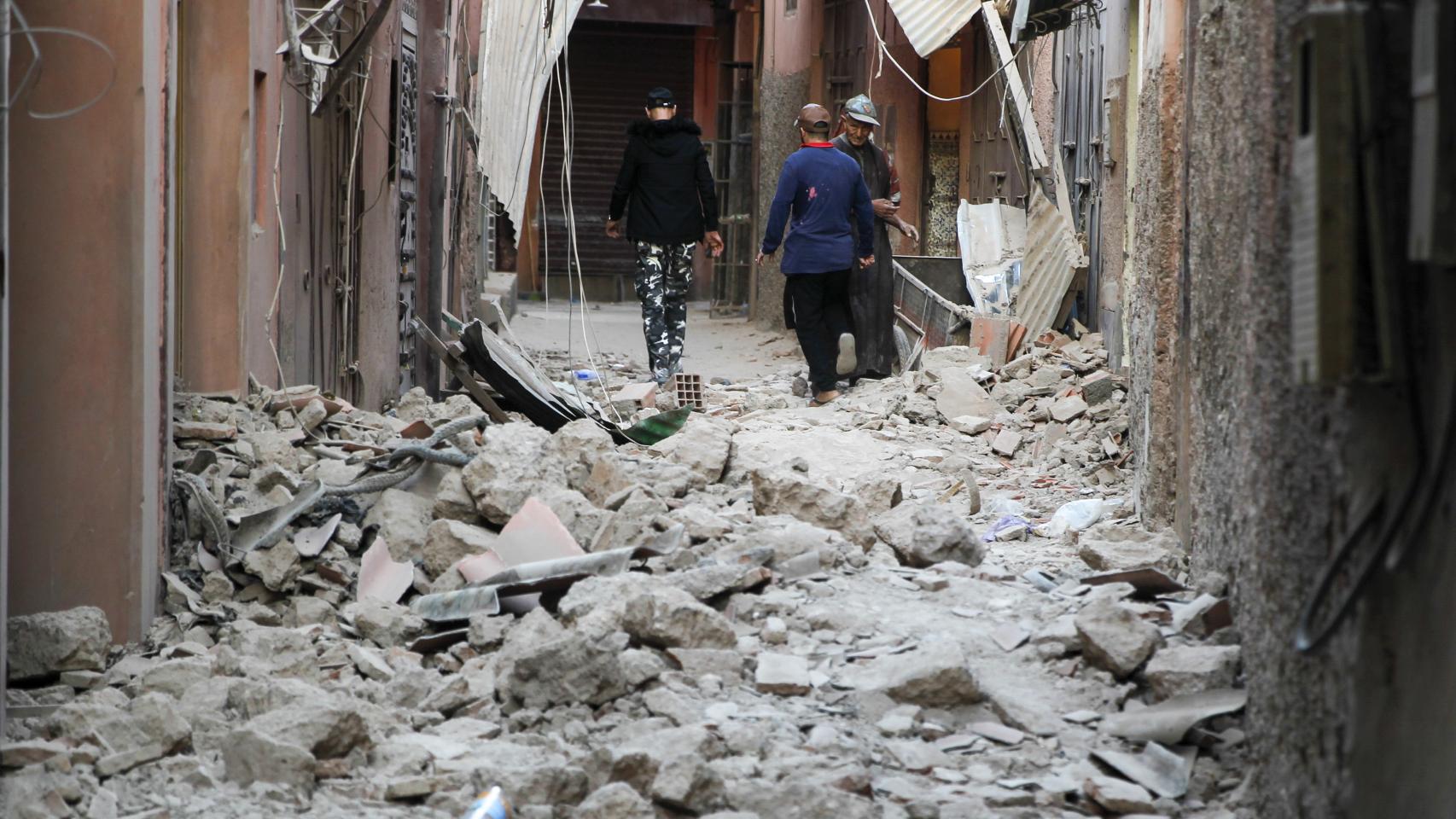 Destrozos en una calle de Marrakech a primera hora de este sábado