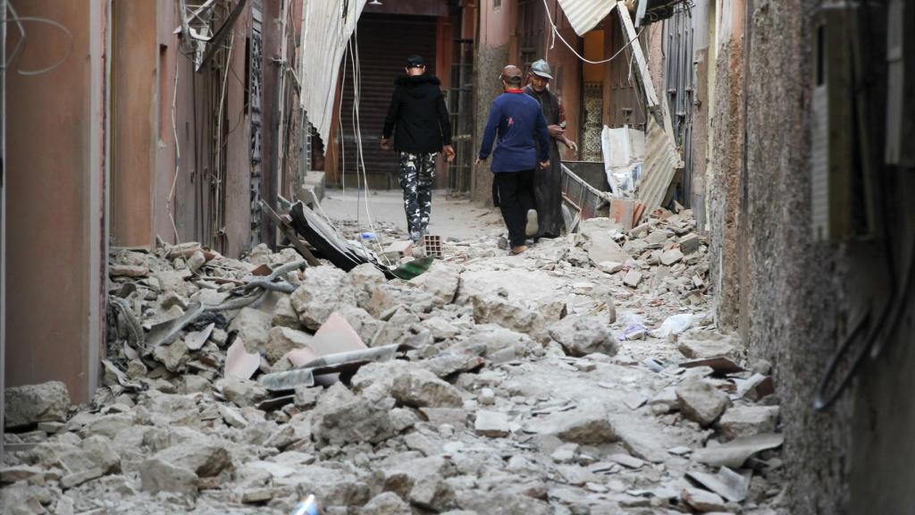 Destrozos en una calle de Marrakech a primera hora de este sábado