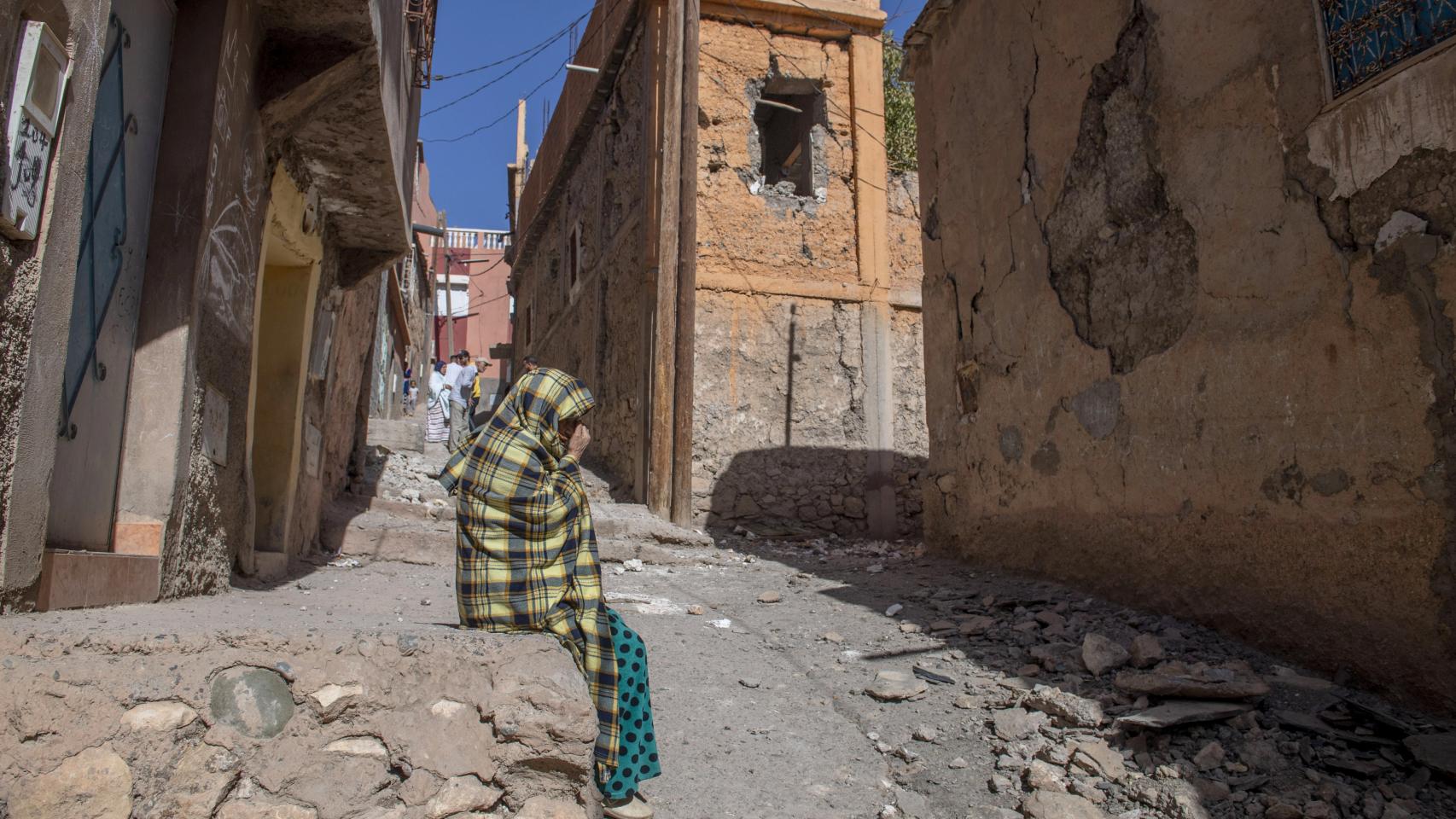 Una mujer se lamenta junto a un edificio dañado por el terremoto en Marrakech, Marruecos, 09 de septiembre 2023