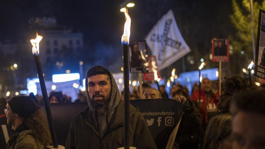 Varias personas se manifiestan con antorchas para reclamar la amnistía