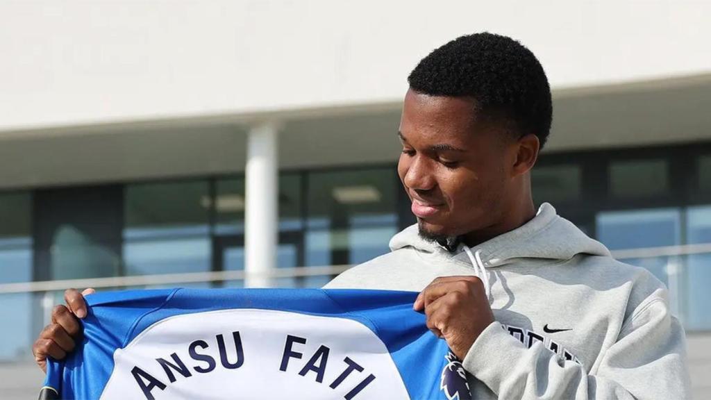 Ansu Fati, posando con la camiseta del Brighton
