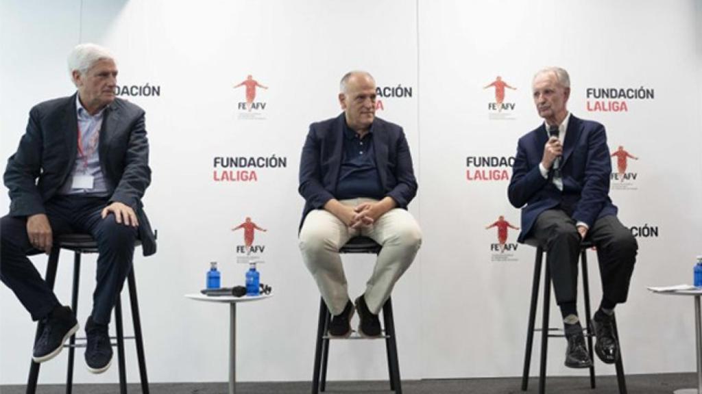 Los dirigentes de la Liga y la FEAFV en un acto oficial