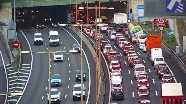 Tráfico de coches en la ronda de Dalt de Barcelona / Trànsit