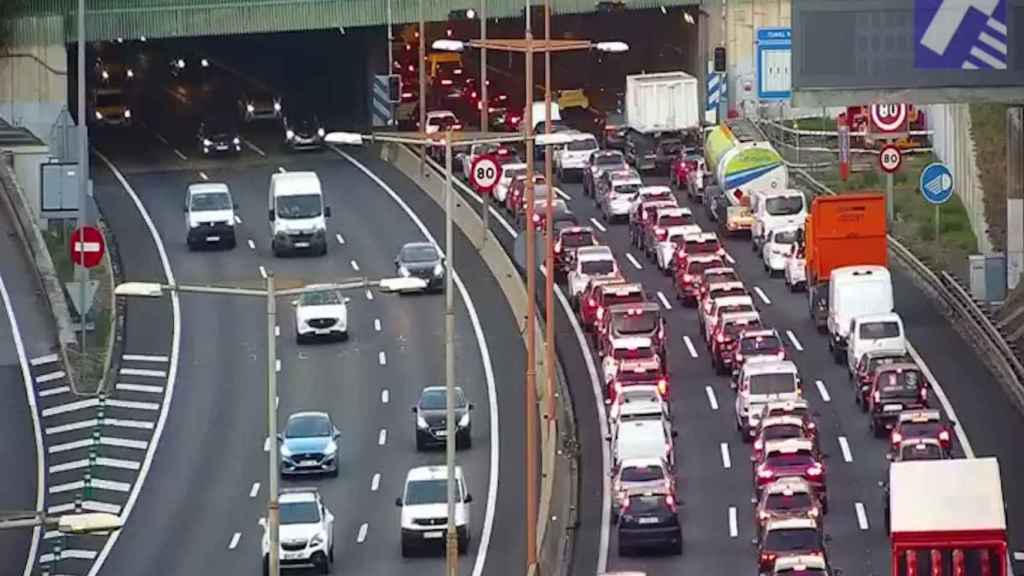 Tráfico de coches en la ronda de Dalt de Barcelona / Trànsit
