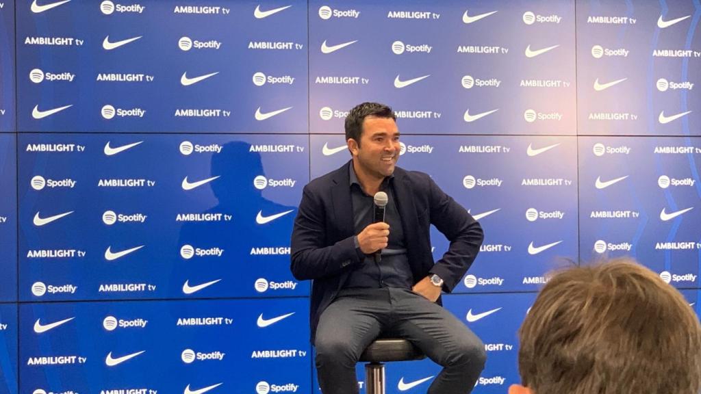 Deco, sonriente, atiende a los medios de comunicación