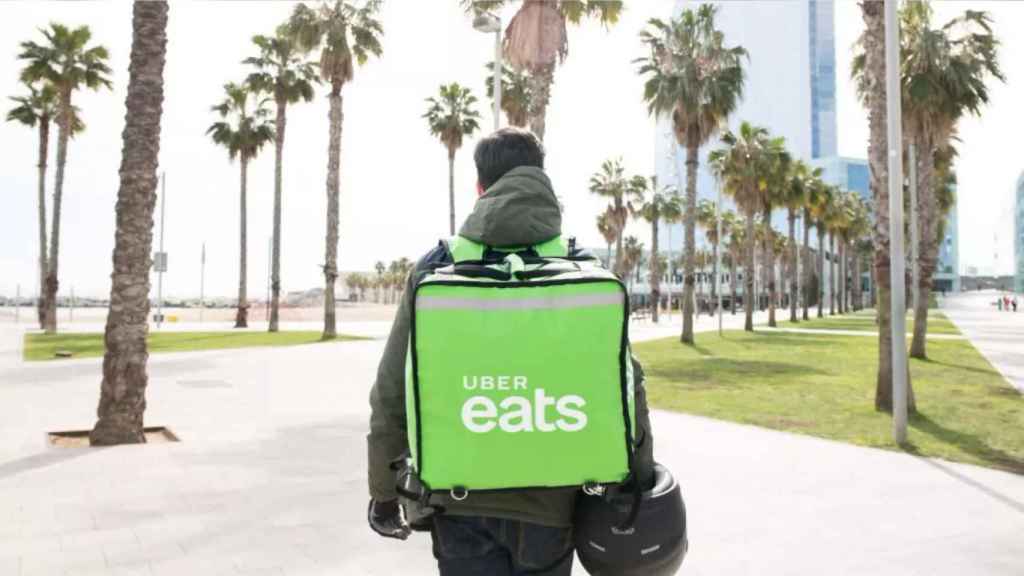Un repartidor de Uber Eats en Barcelona / ARCHIVO