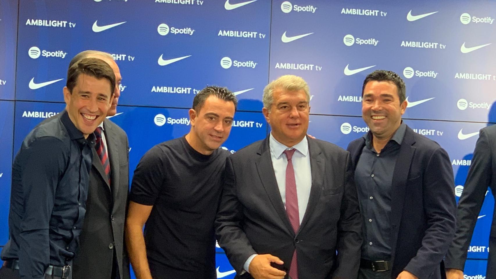 Bojan y Deco se ríen en su presentación junto a Xavi y Laporta