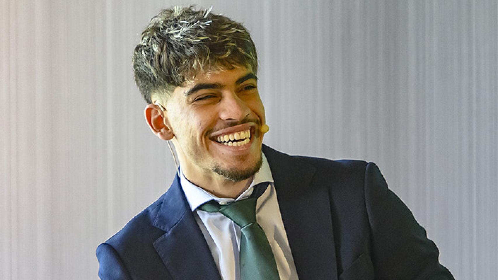 Abde se ríe en su presentación oficial con el Real Betis