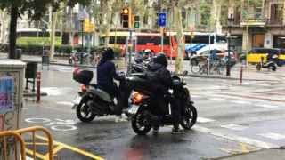 Motoristas en una zona avanzada de la calle de Pau Claris / RP