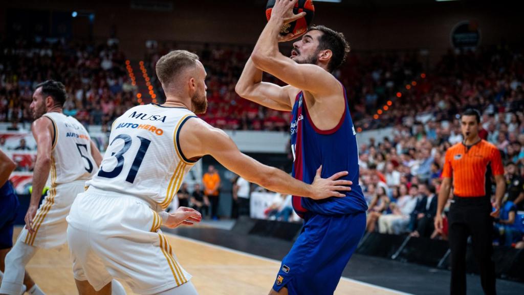 Nikola Kalinic, lanzando un triple con el FC Barcelona