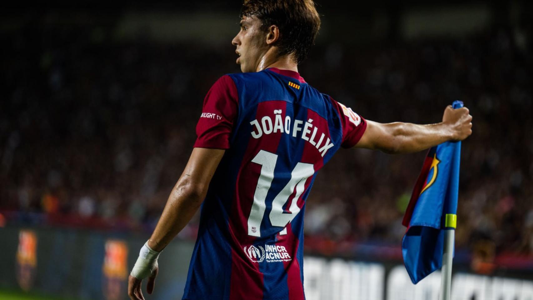 Joao Félix, antes de lanzar un córner con el FC Barcelona