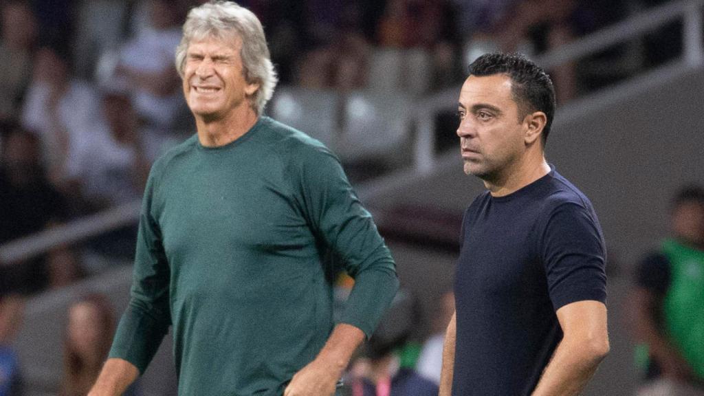 Xavi Hernández y Manuel Pellegrini, durante el transcurso del Barça-Betis