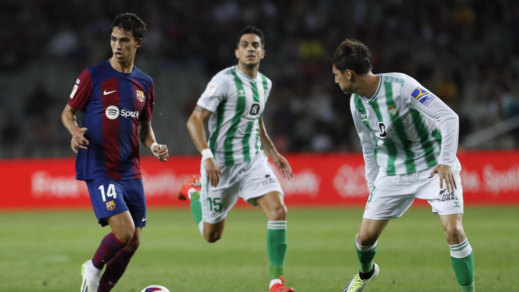 Joao Félix se marcha de Marc Bartra y Juan Miranda en el Barça-Betis