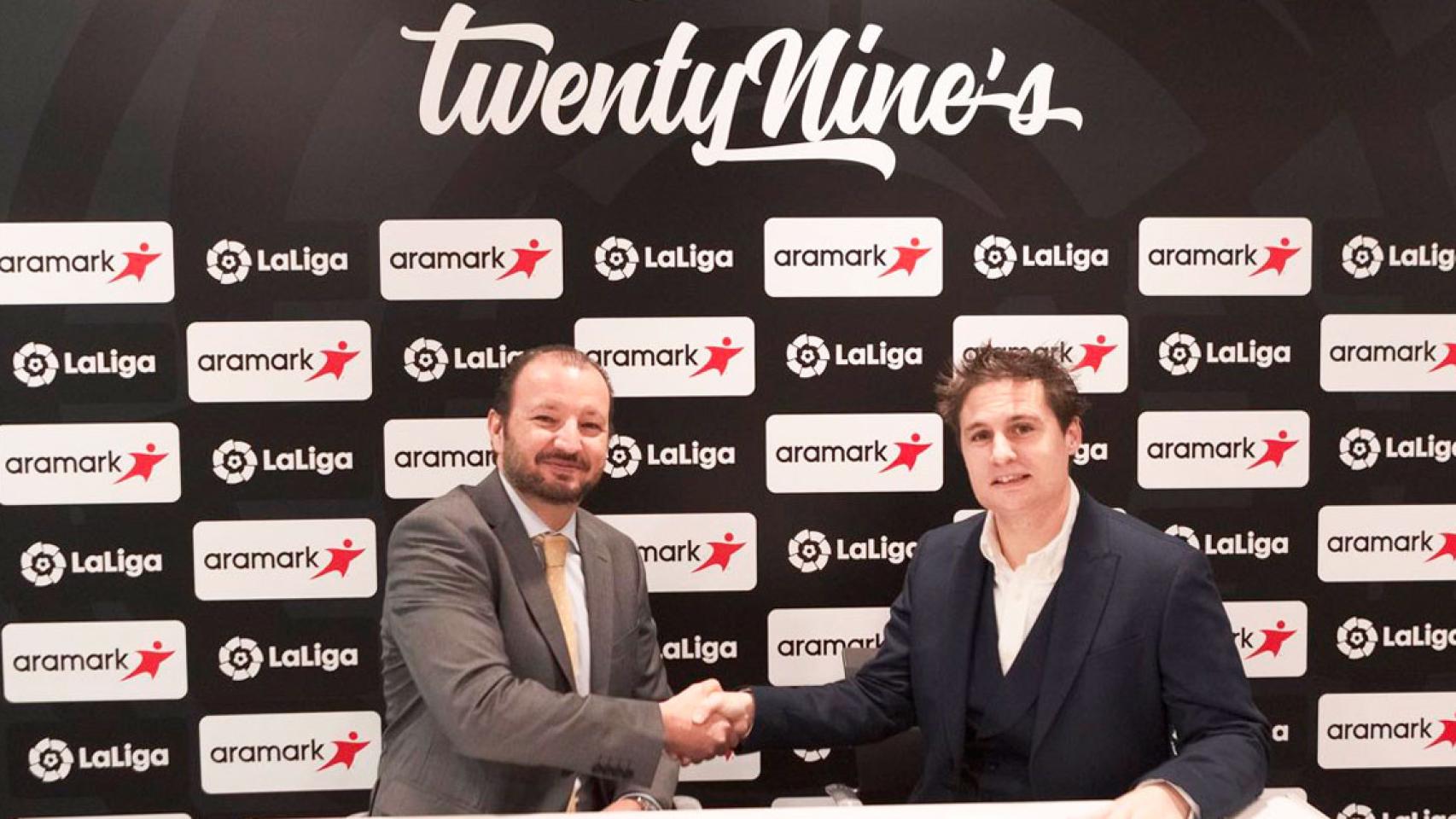 Jaime Thiebaut (i), presidente y director ejecutivo de Aramark en España, en una firma