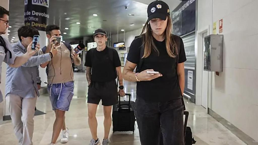 Patri Guijarro y Mapi León, en el Aeropuerto de El Prat de Llobregat