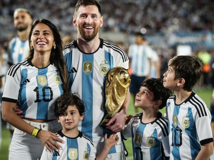 Leo Messi, junto a Antonella y sus tres hijos, Thiago, Mateo y Ciro