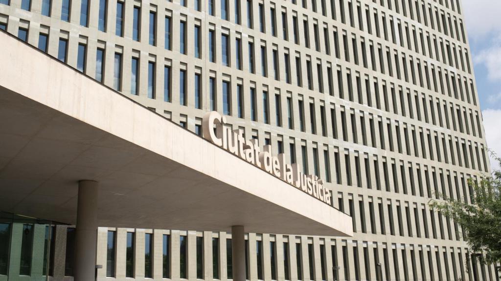 Vista de la fachada de la Ciutat de la Justicia, a 2 de agosto de 2023, en Barcelona, Cataluña