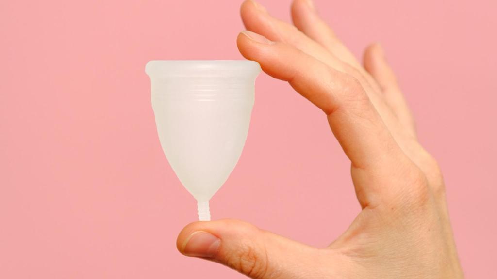 Una copa menstrual en una imagen de archivo
