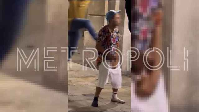 Dos hombres patean a otro mientras se masturbaba en la plaza Reial de Barcelona / METRÓPOLI