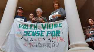 Vecinos de La Pau en la Oficina de Atención Ciudadana del distrito de Sant Martí / CEDIDA