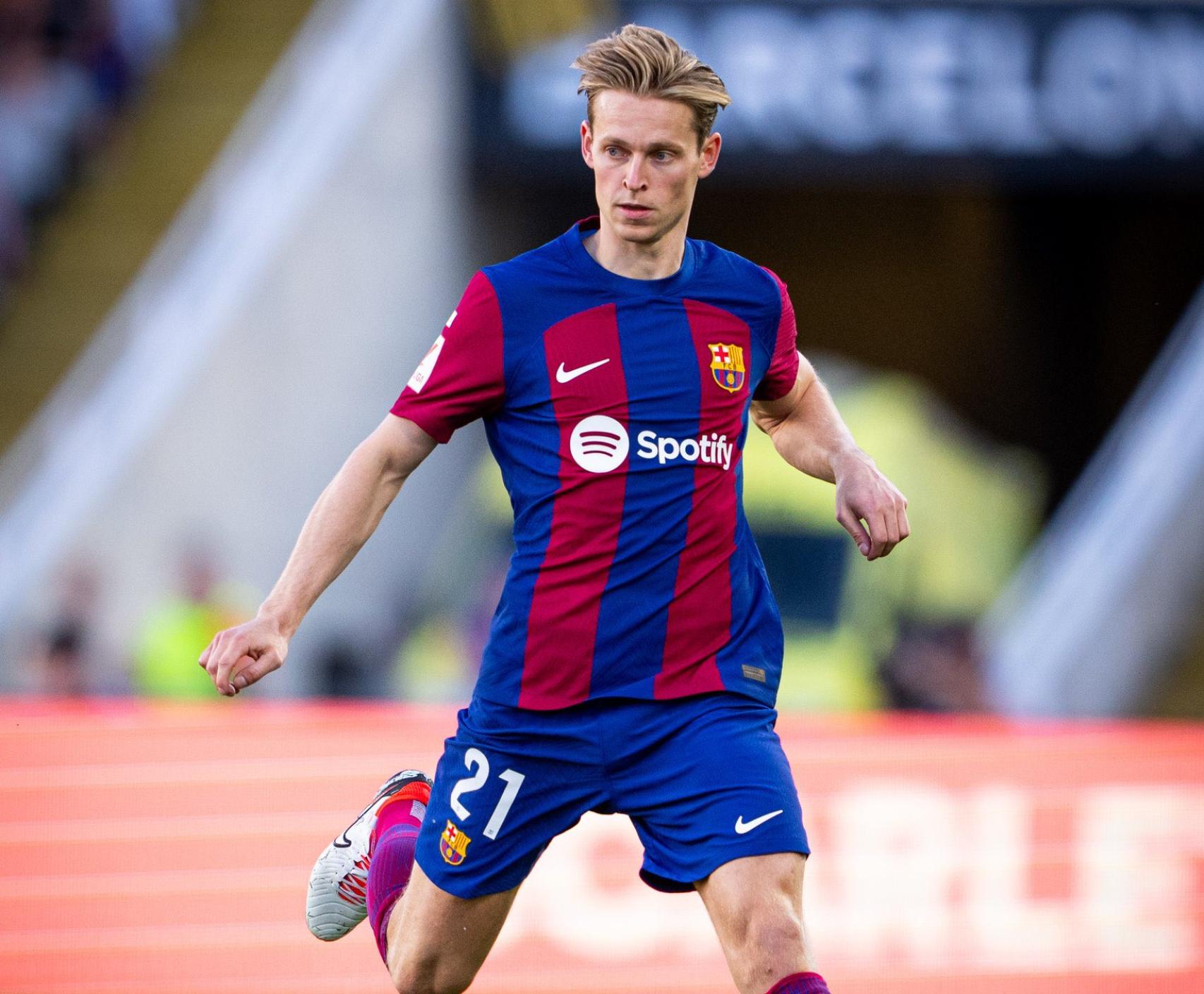 Frenkie de Jong controla el balón en el partido ante el Celta