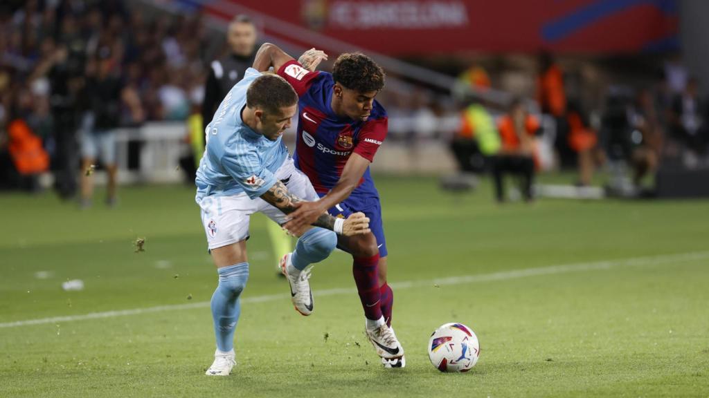 Lamine Yamal encara a Mihailo Ristic en el partido contra el Celta de Vigo