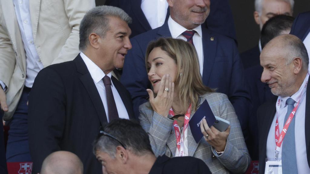 Joan Laporta y Marian Mourino, adjunta a la presidencia del Celta, en el palco de Montjuïc