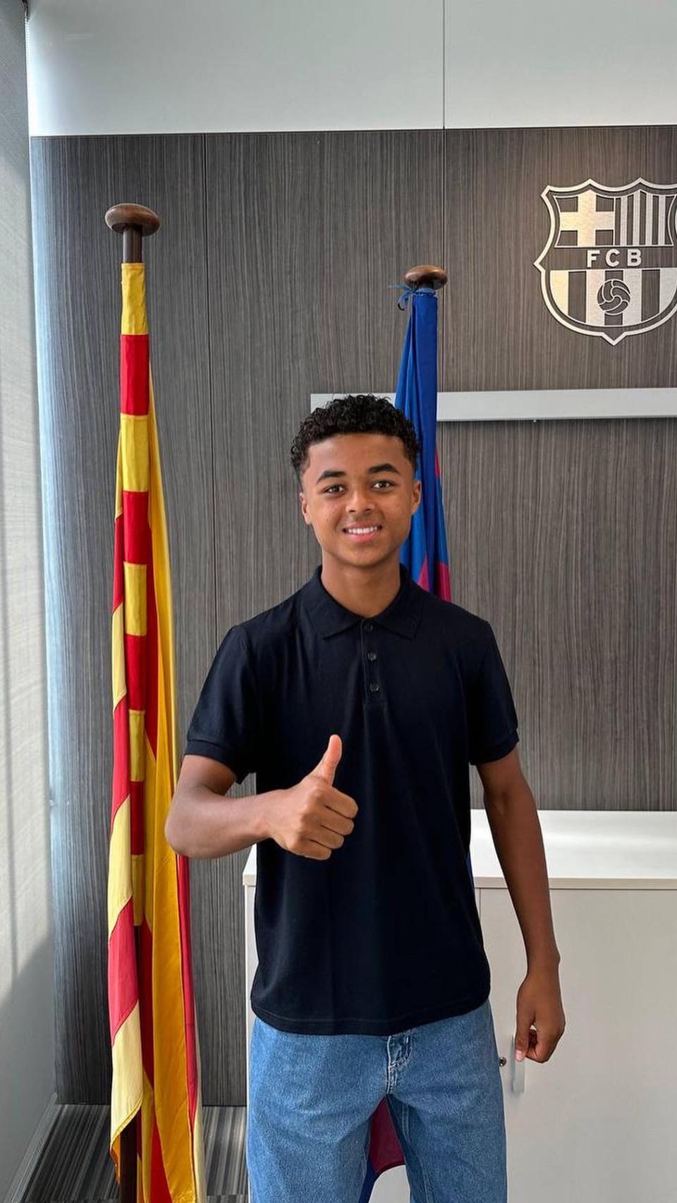 Shane Kluivert, contento tras firmar su continuidad en el FC Barcelona