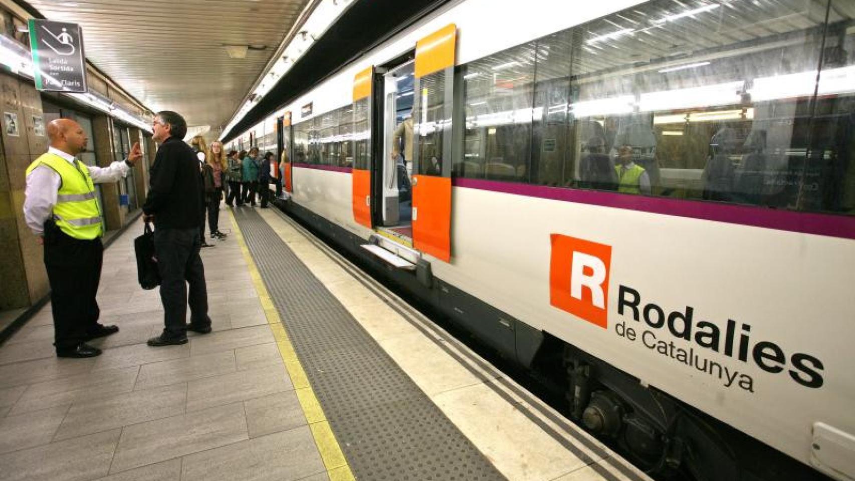 Dos trabajadores en un andén de Rodalies de Renfe