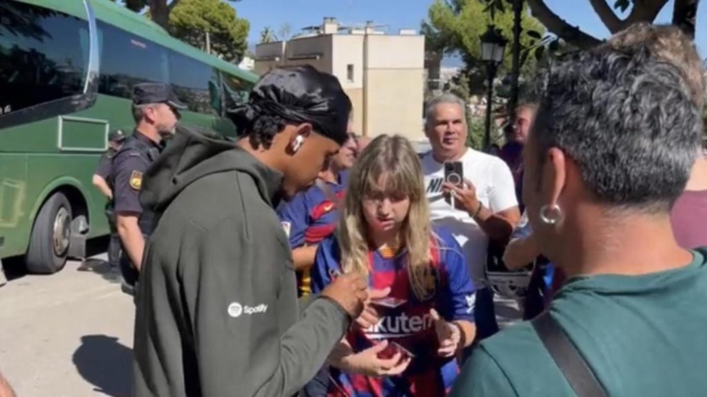 Jules Koundé, firmando autógrafos a su llegada a Mallorca