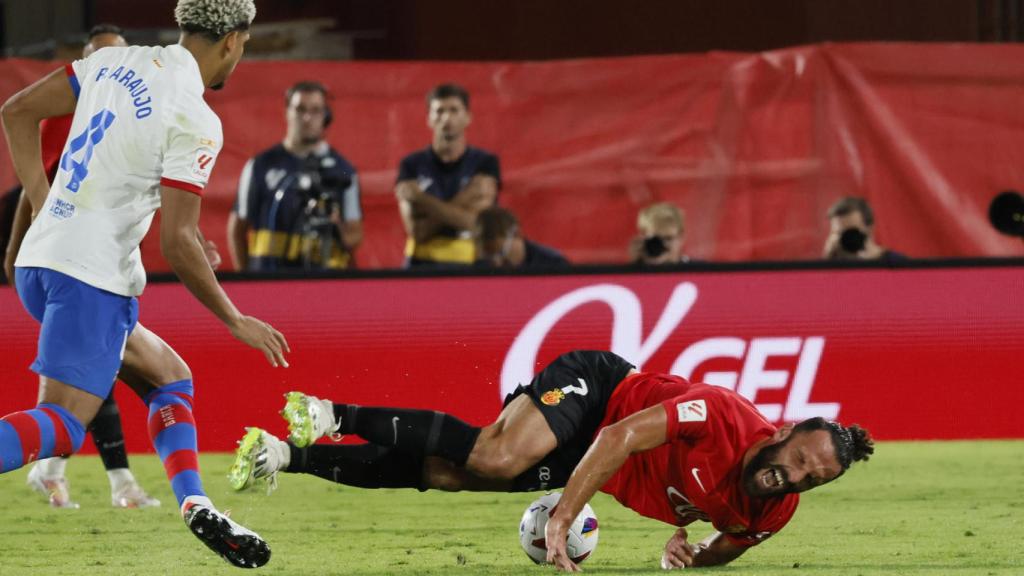 Araujo y Muriqi, en un lance del Mallorca-Barça