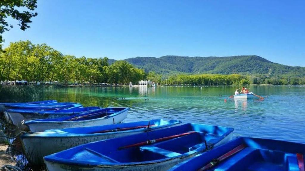 Lago de Bañolas con barcas